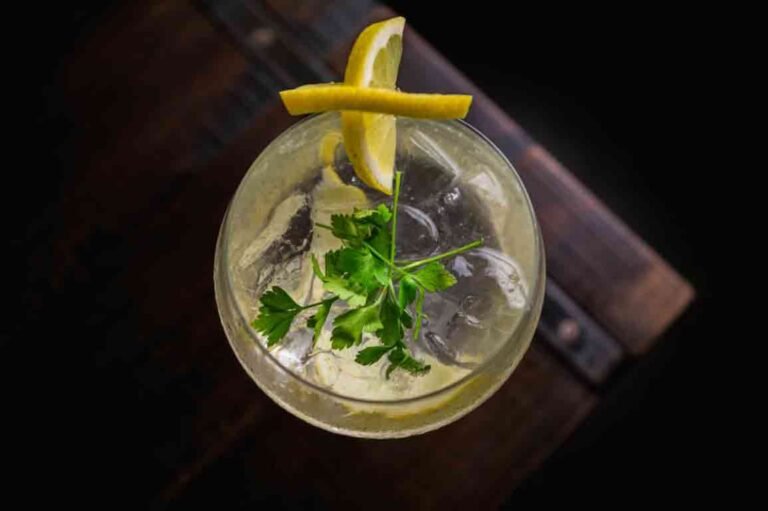 7 Ways Your Body Benefits from Lemon Water