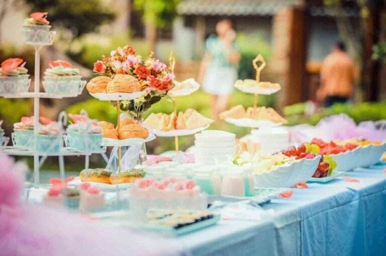 10 Tips for Eating Healthy at Parties