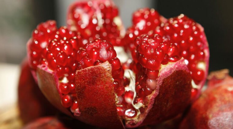 5 Simple Steps to Peeling a Pomegranate